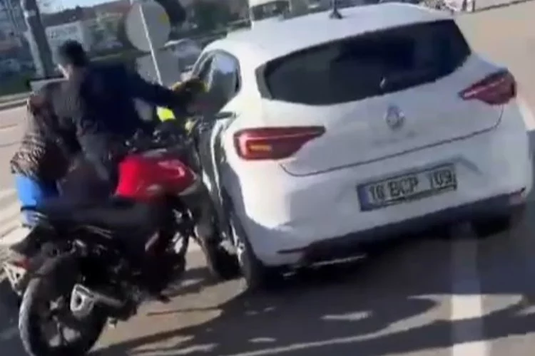 Korkunç olay: Motosiklet sürücüsünü kaskıyla dövdü