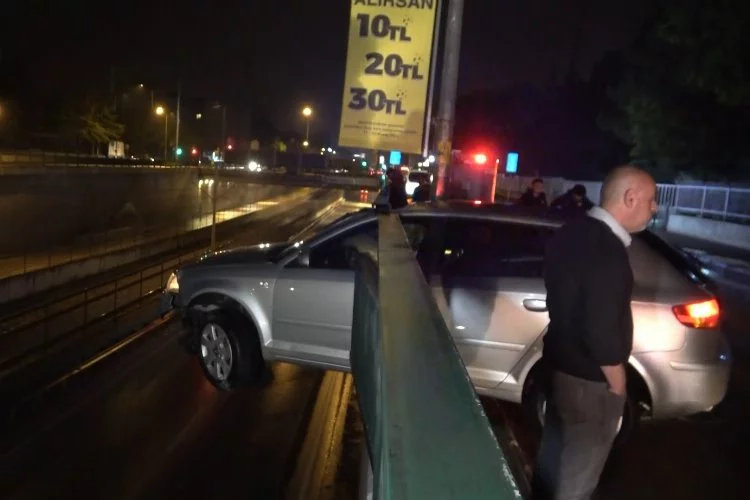 Bursa’da kazada otomobil 5 metre yükseklikte böyle  asılı kaldı!