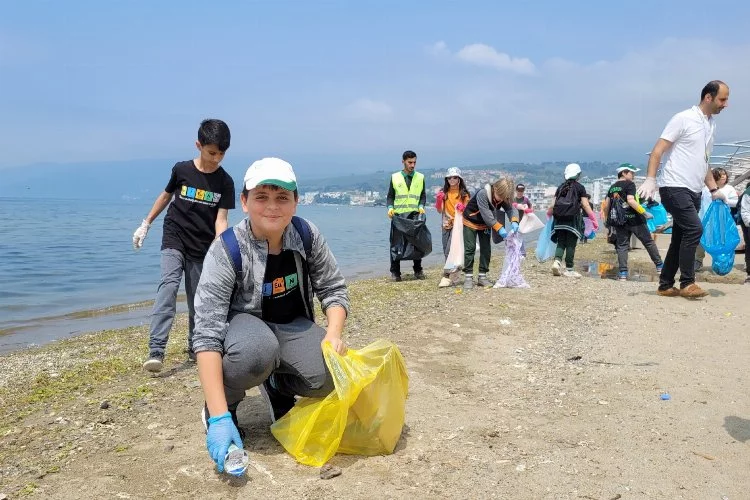 Bursa sahillerinde “Kumsalları Temizliyoruz” gönüllüleri