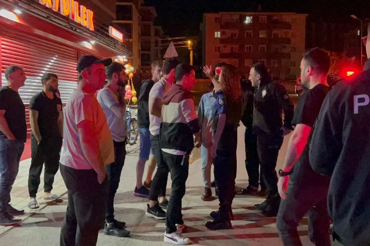 Bursa'da kavga!Ayırmaya gelen polislere saldırı: 2’si polis 3 yaralı