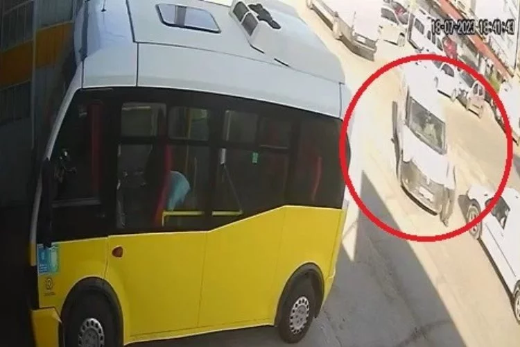 Bursa'da dalgın sürücü kazası!Yolun karşısına geçmek isteyen vatandaşa çarpma anı kamerada
