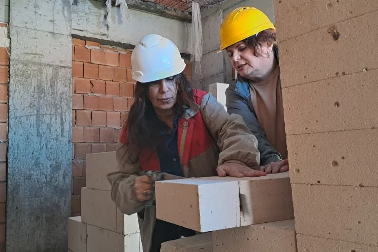 Aylık 60 bin liraya çalıştıracak usta bulamayan kadın müteahhit inşaatta kendi çalışıyor