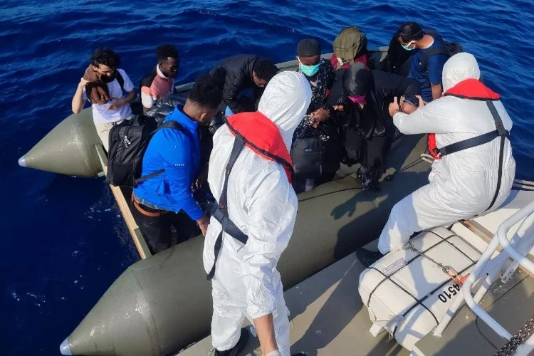 Ayvalık açıklarında 65 düzensiz göçmen kurtarıldı