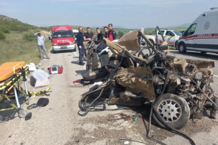 Balıkesir'de Otomobil İle Kamyon Çarpıştı: 2 Ölü, 1 Yaralı