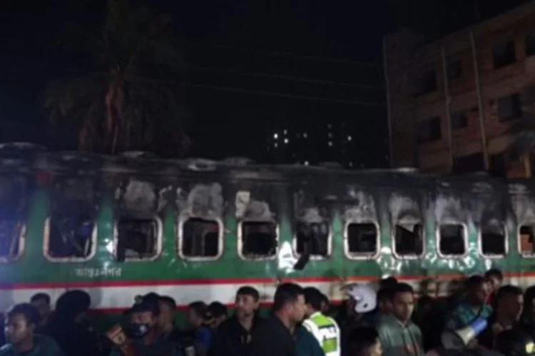 Bangladeş’te genel seçim öncesi yolcu treni kundaklandı: 4 ölü