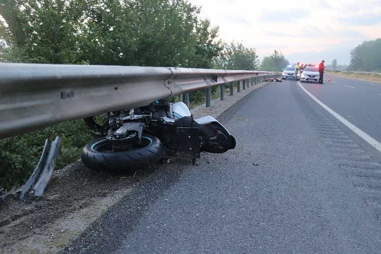Bariyere Çarparak 27 Metre Savrulan Motosiklet Sürücüsü Hayatını Kaybetti