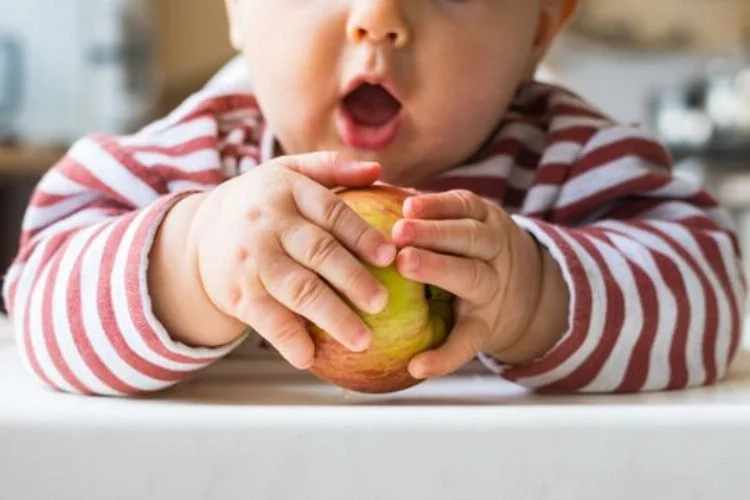 Bebeğin ek gıdaya hazır olduğu nasıl anlaşılır?