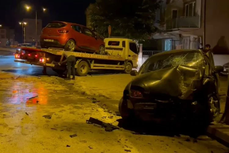 Bursa'da otomobiller kafa kafaya çarpıştı: 4 yaralı