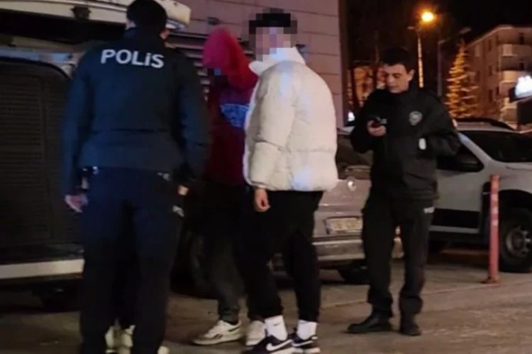 Bursa’da 3 çocuk eski polis memurunu bıçakla yaraladı