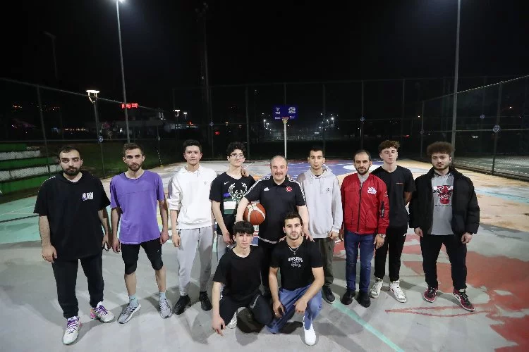 Bursa'da Bakan Varank,  gençlerle gece yarısı basketbol maçı oynadı