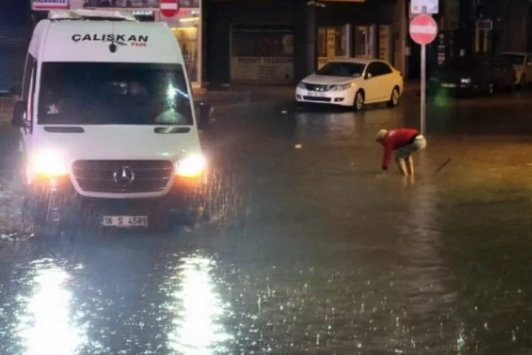 Bursa'da bastıran dolu ve sağanak yüzünden sokaklar göle döndü