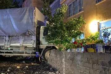 Bursa'da Facia Ucuz Atlatıldı.. Freni Boşalan Kamyon Eve Girdi