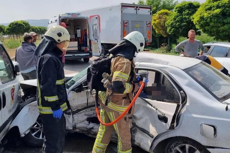 Bursa’da feci trafik kazası : 2 ölü 1 yaralı