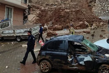 Bursa’da İstinat Duvarı Apartmanın Üzerine Çöktü, 2 Kişi Yaralandı
