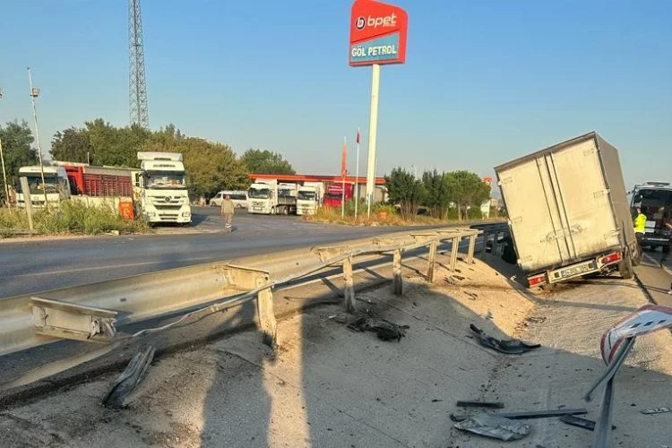 Bursa'da kamyonet kaza yaptı! Sürücühayatını kaybetti