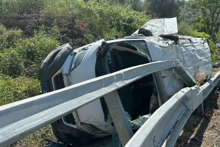 Bursa'da kamyonet kazası!Virajı alamayınca devrildi:1 yaralı