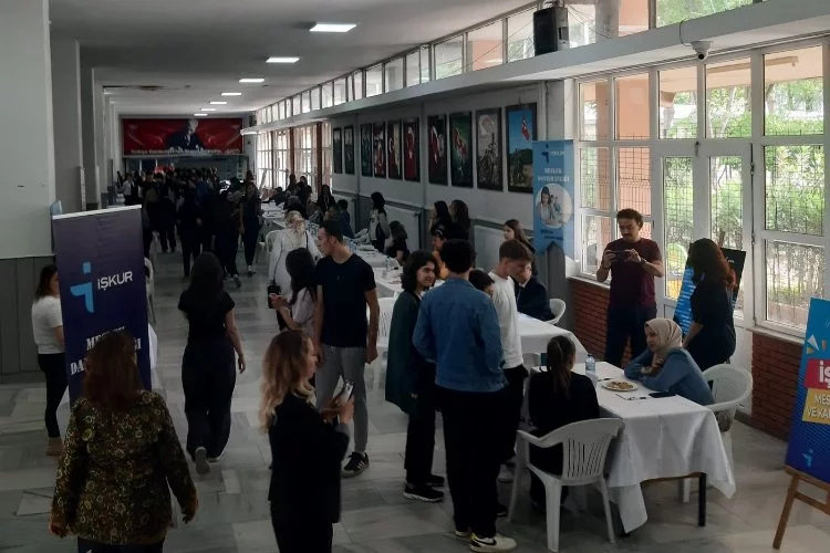 Bursa'da Kariyer Yolculuğu Başlıyor: Öğrencilere Meslek Tanıtım Günü Desteği!