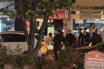 Bursa'da Kavgaya Tutuşan Gençler Caddeyi Ringe Çevirdi