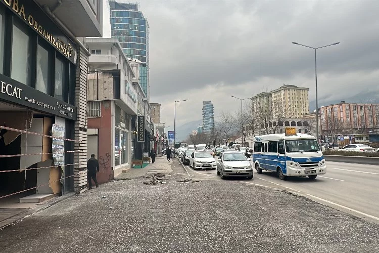 Bursa'da kontrolden çıkan otomobil dükkana girdi