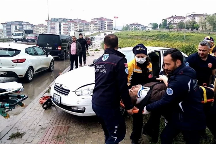 Bursa'da kontrolsüz kavşakta otomobil kazası: 2 yaralı