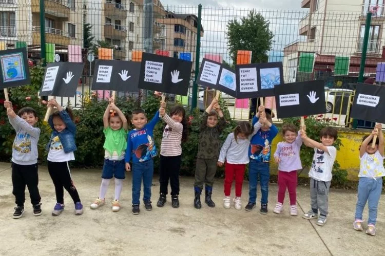 Bursa'da miniklerden"Okuluma çöp atma" yürüyüşü