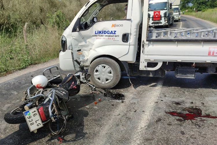 Bursa'da motosiklet ile kamyonet çarpıştı: 1’i ağır 2 yaralı