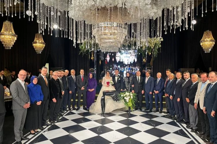 Bursa'da Yeni Türkiye Partisi Başkanı'nın kızı evlendi.Çiftin düğünü siyasileri buluşturdu