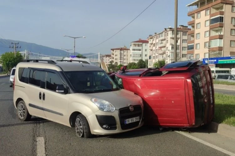 Bursa'da trafik kazası:Yol verme tartışmasında yaralılar var