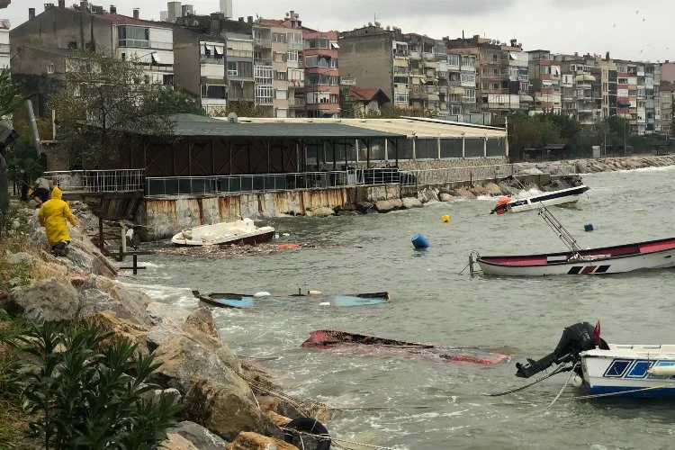 Bursa'daki fırtına tekneleri alabora etti