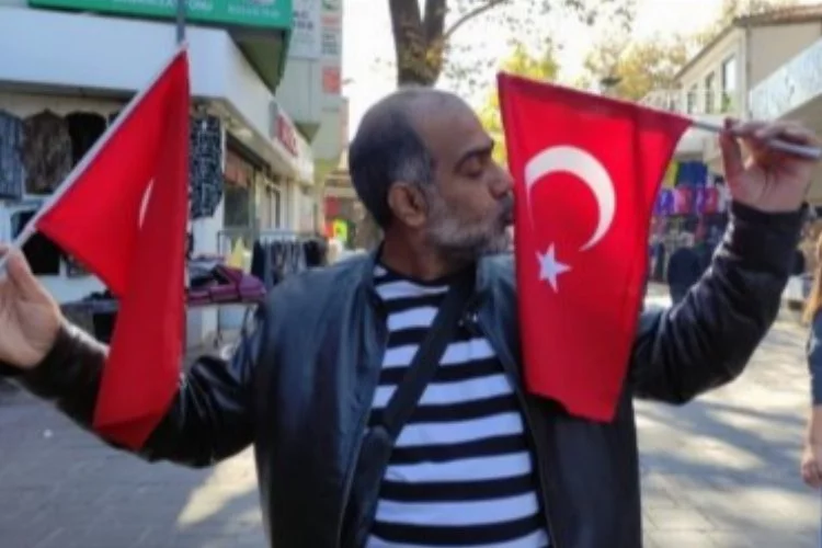 Bursa'ya gelen Pakistanlı turistin Türk bayrağı sevgisi