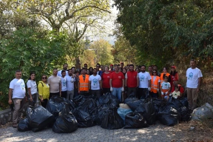 Bursa Yıldırım'da dünya temizlik günü'nde 1 ton atık toplandı