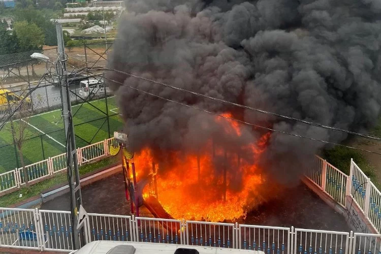 Çocuk parkında yangın: Alevler metrelerce yükseldi