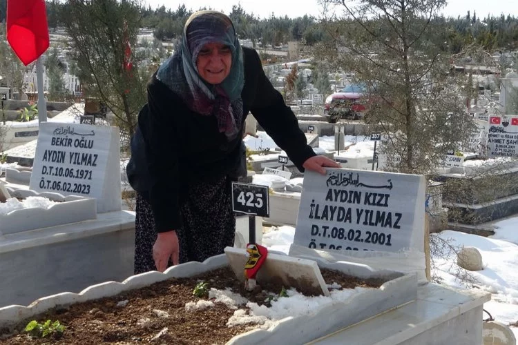 Depremde oğlunu, gelinini ve torunlarını kaybeden yaşlı kadın mezarlıktan ayrılamıyor