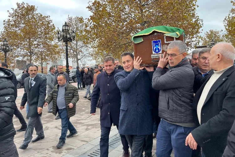 Deva Partisi lideri Babacan’ın annesi son yolculuğuna uğurlandı