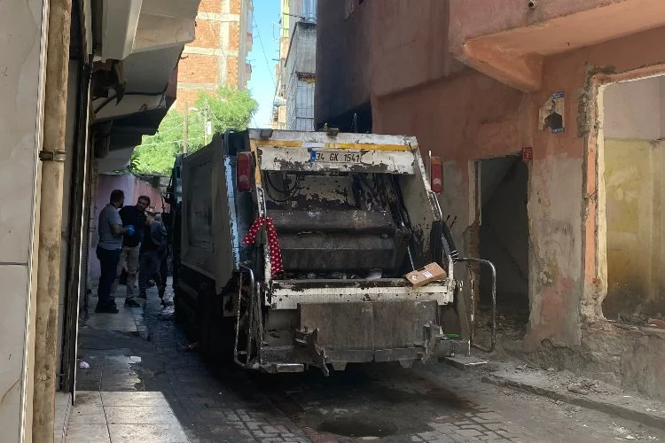Diyarbakır’da terör yandaşları çöp arabasını ateşe verdi
