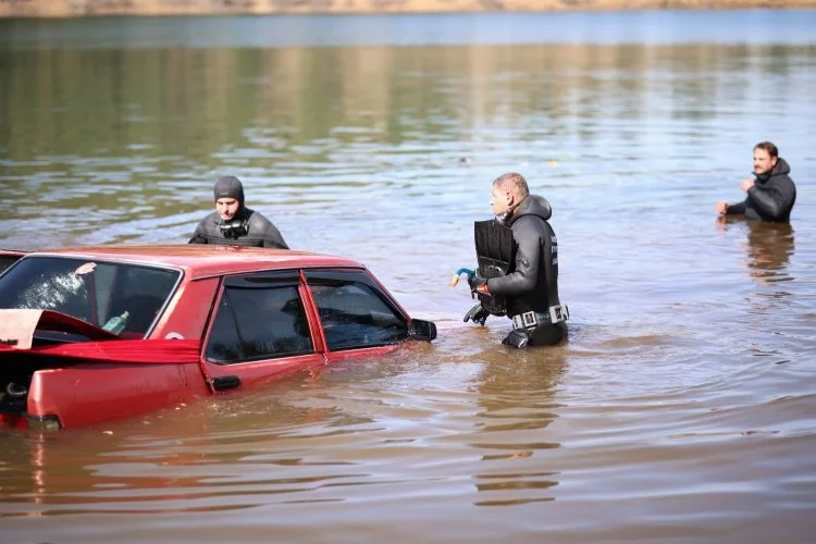 El Frenini Unutan Gençlerin Otomobili Göle Düştü
