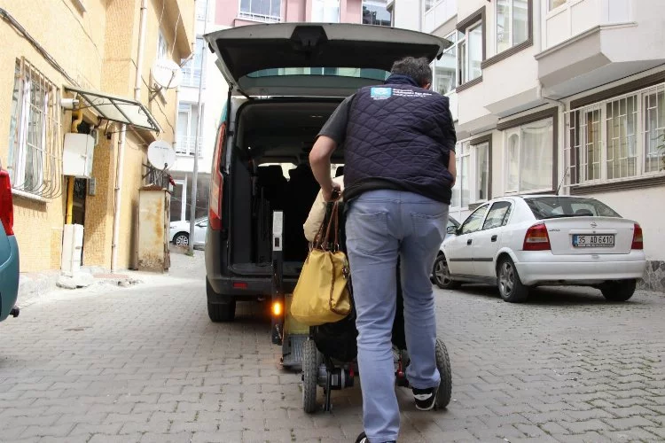 Engelli vatandaşlar sandıklara taşınıyor