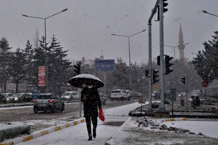 Erzurum güne karla başladı