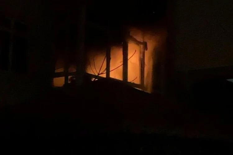 Evin mutfağı alev alev yandı: 2’si çocuk 5 kişi dumandan etkilendi