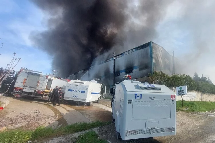Fabrika Yangını Sürüyor: 6 İşçi Dumandan Etkilendi