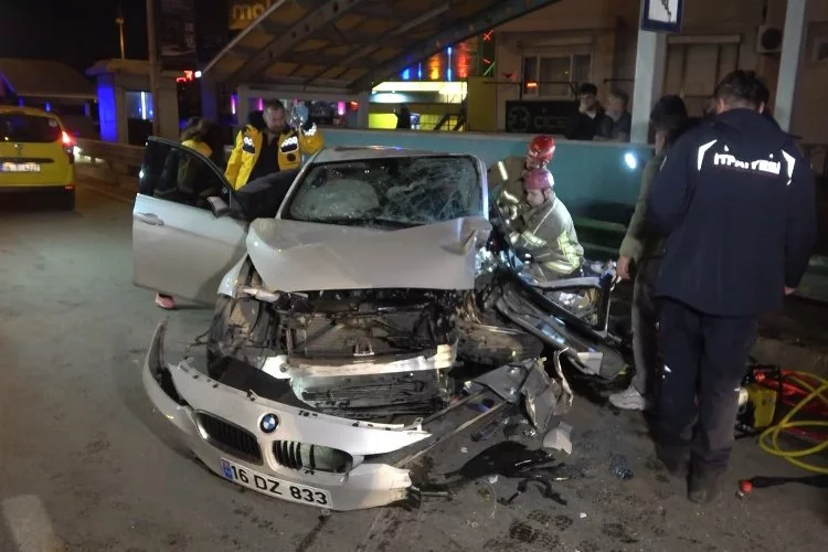 Facia dolu kaza! Otomobil Bursaray'ın bariyerine çarptı!