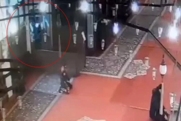 Fatih Camii’ndeki bıçaklı saldırı anı kamerada