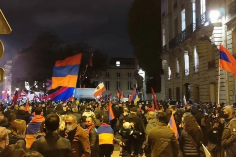 Fransa’dan Ermenistan’a askeri sevkiyat için onay
