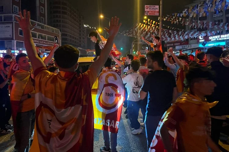 Galatasaray  şampiyonluğunu ilan etti!Bursa'da sarı-kırmızılılar şehir turu attılar