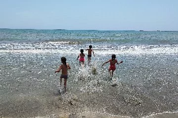Güneşi gören çocuklar denize koştu