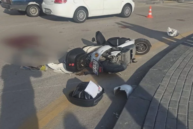 Hafif ticari araç ile çarpışan motosikletli kurye hayatını kaybetti