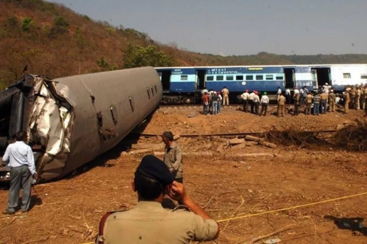 Hindistan'da tren raydan çıktı: 4 ölü, 50 yaralı