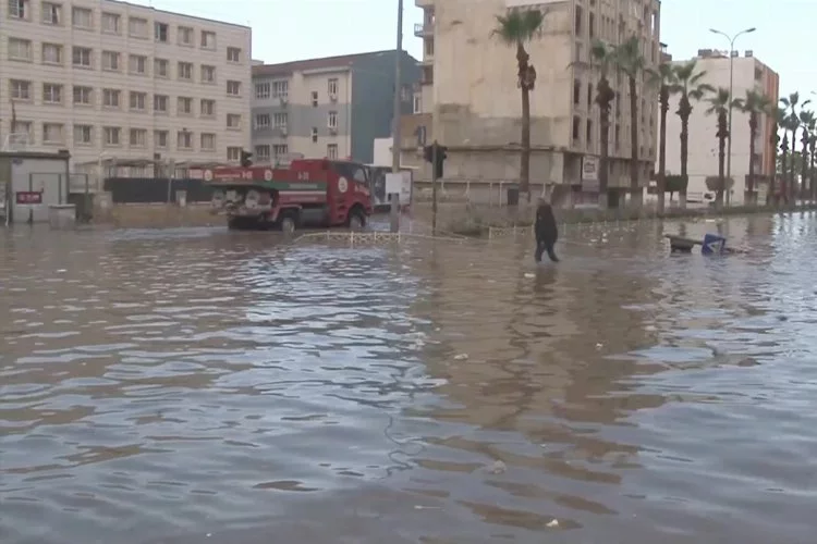 İskenderun’da sokak araları nehre döndü