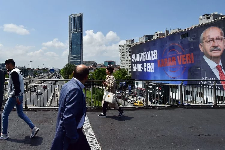 İstanbul’un cadde ve meydanlarında afişlerin yarışı