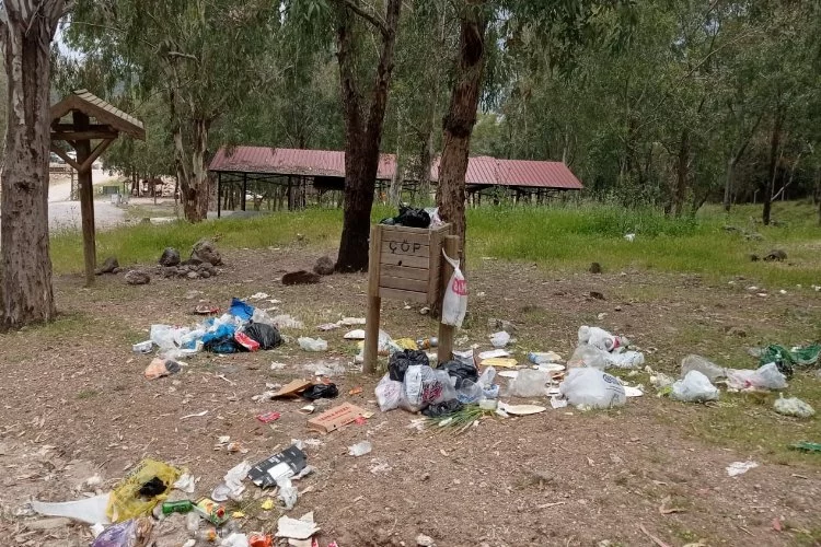Çocuk ormanının sorumsuz ziyaretçileri alanı çöp içinde bırakıyor